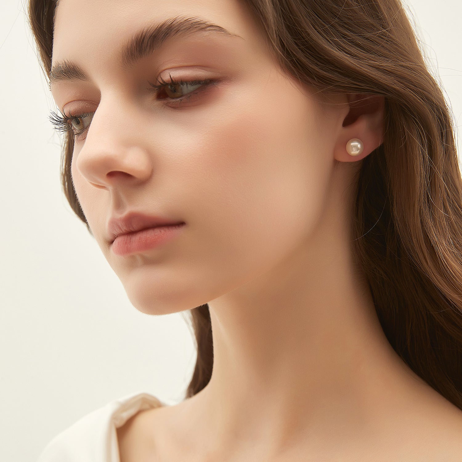 8mm pearls, classic pearl earrings, pearl stud earrings, earrings in white, gold earrings